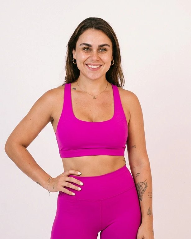 Nattalia Weber sonriendo, con ropa de entreno